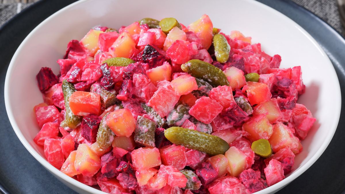 Sałatka kijowska to pyszna alternatywa dla jarzynowej