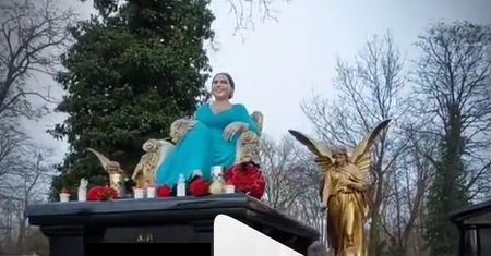Zrobił grób reżysera "Czterdziestolatka". Pokazał imponującą mogiłę młodej Romki