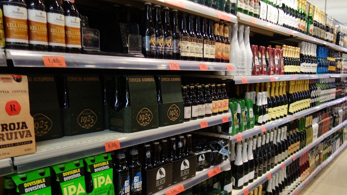 Mężczyzna został zatrzymany za wypicie alkoholu w sklepie.