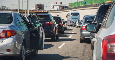 Warszawa. Paraliż drogowy na Modlińskiej. Zderzenie pięciu pojazdów