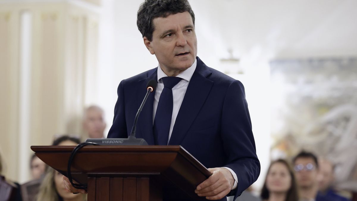 Romanian President-elect Nicusor Dan delivers his speech after receiving the official papers from the Constitutional Court of Romania (CCR) during a validation ceremony held at the CCR headquarters in Bucharest, Romania, 22 May 2025. The CCR board of judges validated Nicusor Dan as the new Romanian President after he won the presidential election runoff held on 18 May 2025. EPA/ROBERT GHEMENT Dostawca: PAP/EPA.