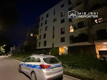 Warszawa: Nocna akcja policji na Białołęce. Ślady krwi na klatce i otwarty lokal. Zatrzymano jedną osobę