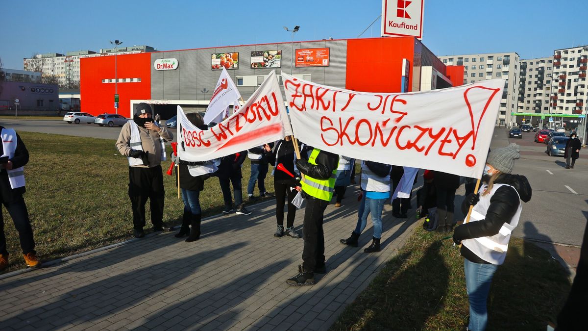 To nie będzie pierwszy protest pracowników Kauflandu. Na zdjęciu demonstracja, którą zorganizowali we Wrocławiu związkowcy w styczniu 2022 roku 
