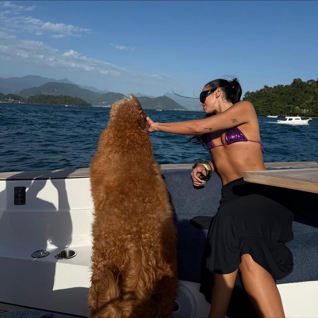 Dua Lipa pozuje w bikini na wakacjach