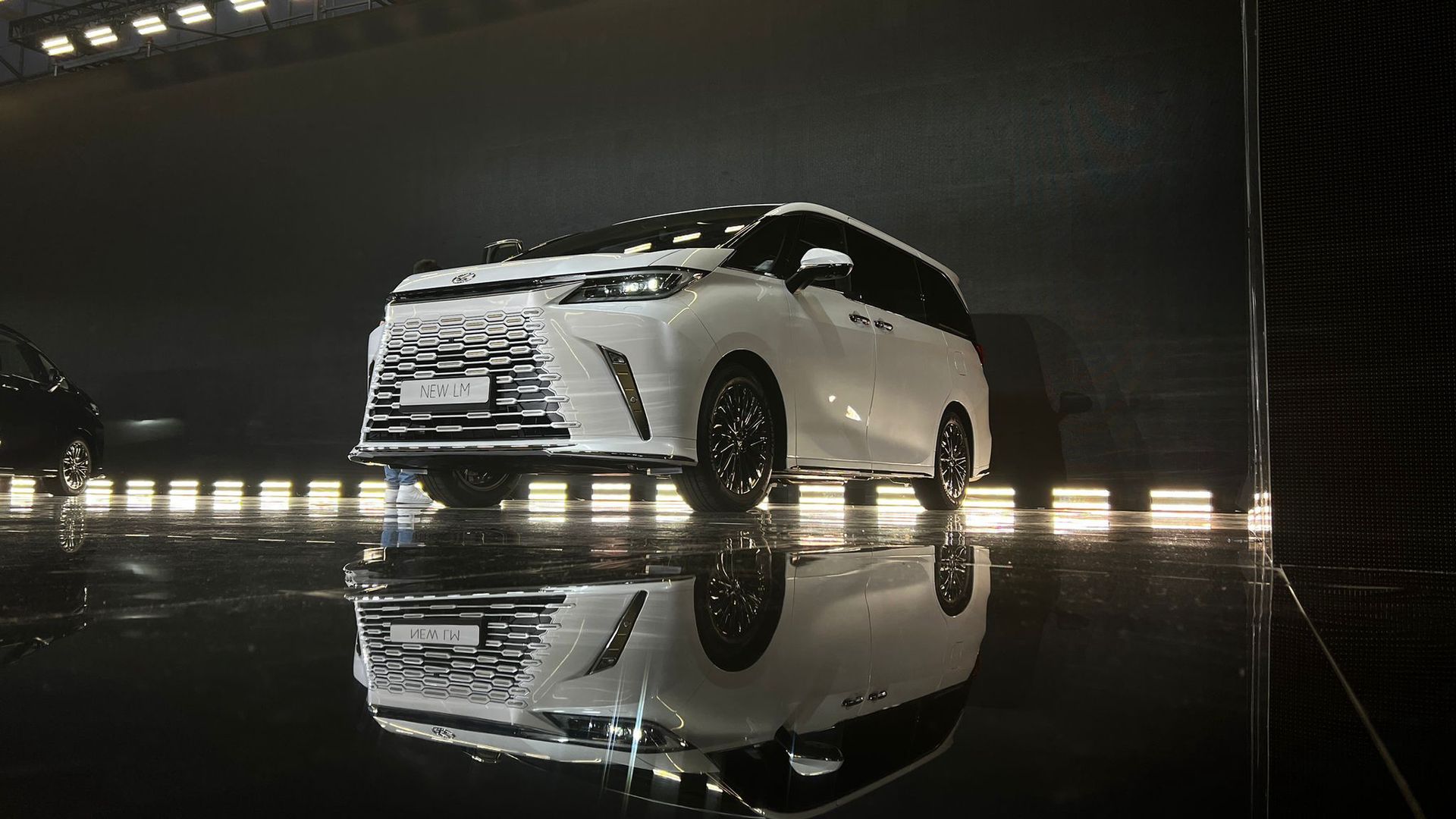 Lexus LM