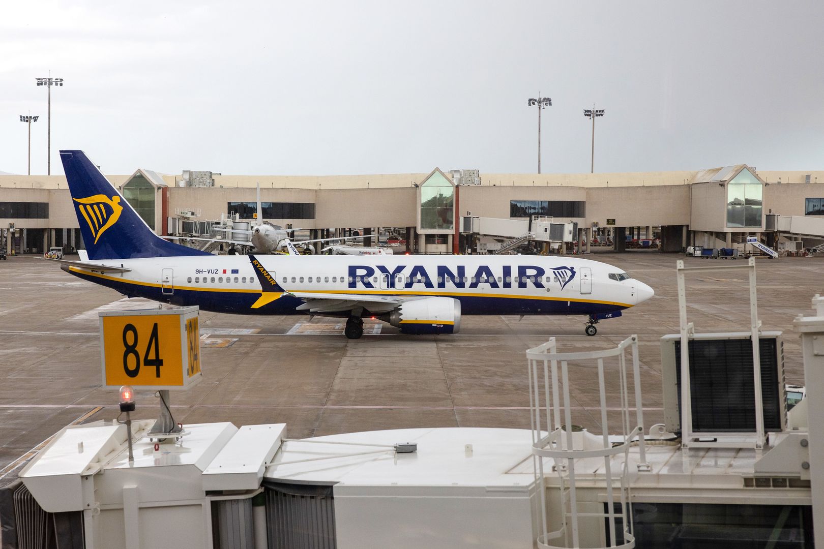 Główny pilot Ryanaira zwolniony. Zmieniał grafik, aby latać tylko z młodymi kobietami