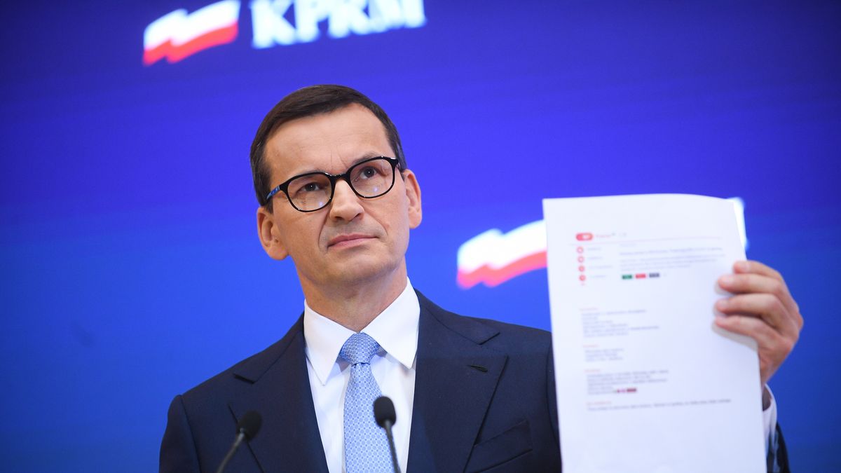 Warszawa, 13.09.2022. Premier Mateusz Morawiecki na konferencji prasowej po zakończonym posiedzeniu Rady Ministrów, 13 bm. w Kancelarii Prezesa Rady Ministrów w Warszawie. Konferencja dot. podwyżki płacy minimalnej. (aldg) PAP/Marcin Obara
