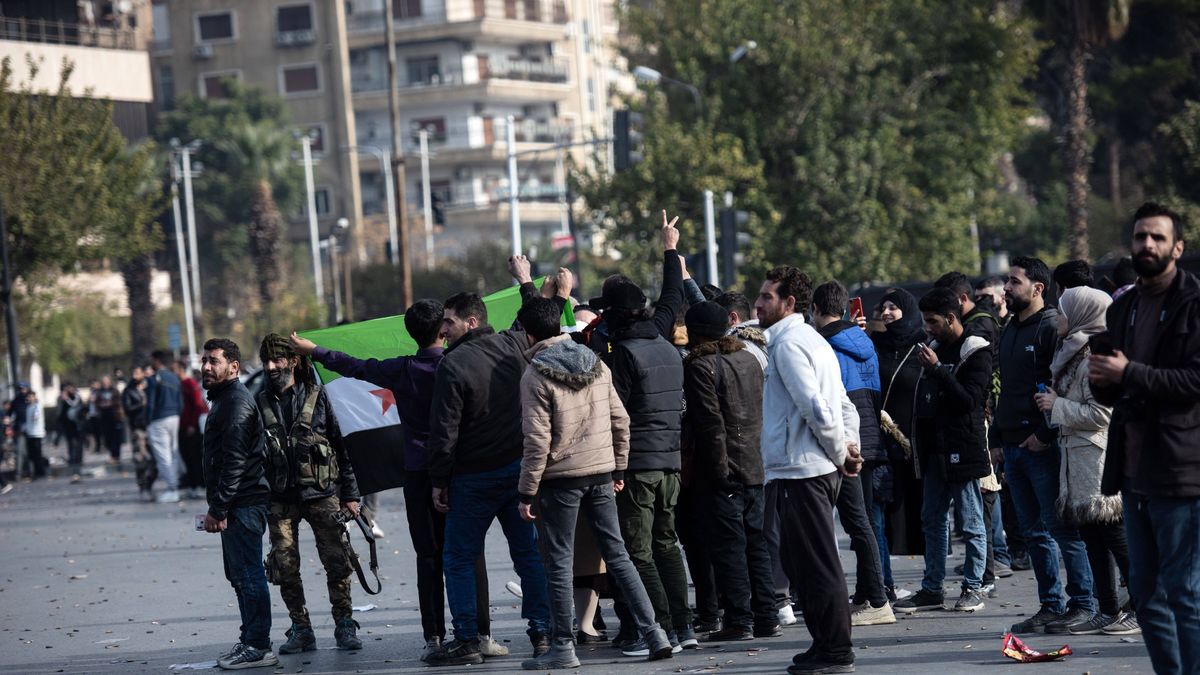 Celebrations in Damascus after rebels capture the city and overthrow al-Assad
epa11764153 People celebrate in the street after Syrian rebels captured the city of Damascus, in Damascus, Syria, 08 December 2024. Syrian rebels entered Damascus on 08 December 2024 and announced in a televised statement the 'Liberation of the city of Damascus and the overthrow of Bashar al-Assad', as well as the release of all the prisoners. The rebels also urged the Syrian armed forces to leave Syrian public institutions, which will stay under the control of the outgoing Syrian prime minister until the official handover ceremony.  EPA/HASAN BELAL 
Dostawca: PAP/EPA.
HASAN BELAL
syria, rebels, Damscus, civil war, overthrow