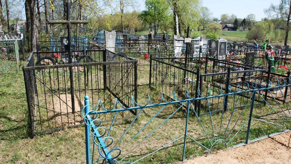 Cmentarz we wsi Smolany na Białorusi/zdjęcie ilustracyjne