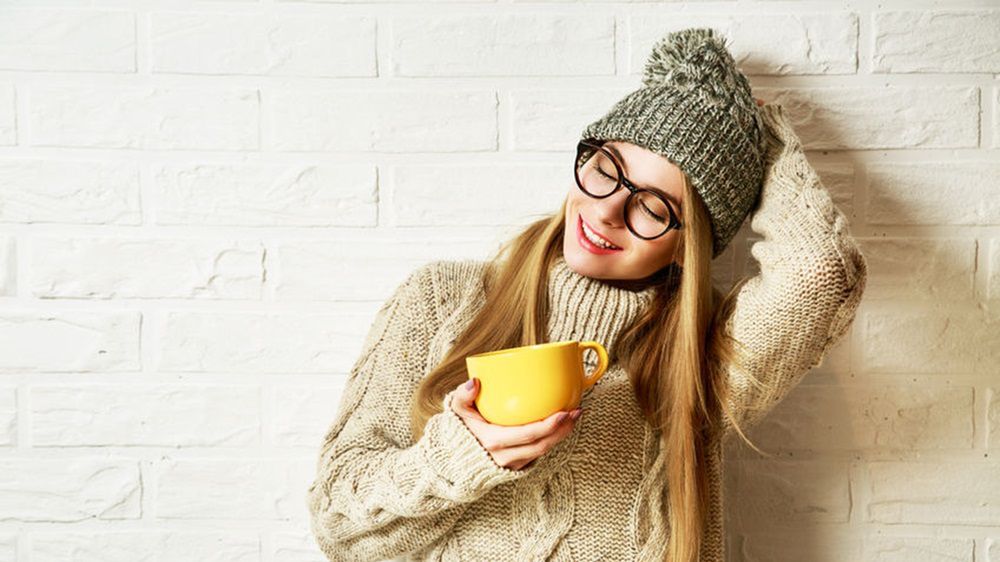 Ciepły sweter dopasowany do figury to podstawa jesienno-zimowej stylizacji