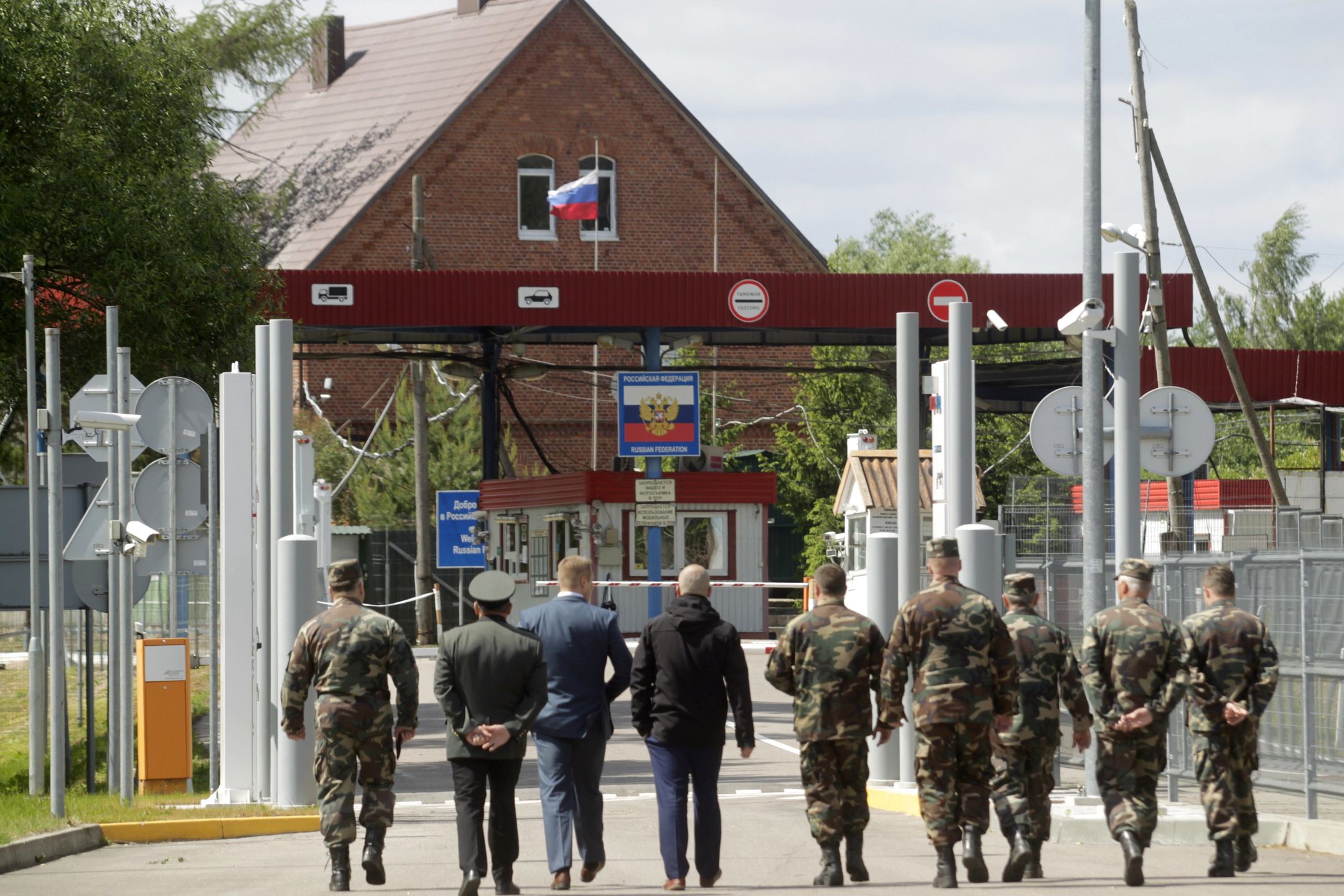 Lithuania begins construction of a wire fence on its' border with Russia
epa06011998 Military personnel and a view of Russia's Kaliningrad enclave border, as seen from the Sudargas border crossing in Ramoniskiai village, Lithuania, 05 June 2017. Lithuania is beginning construction of the wire fence on its' border with Russia's Kaliningrad as the region braces for Russian military drills along the border.  EPA/VALDA KALNINA 
Dostawca: PAP/EPA.
VALDA KALNINA