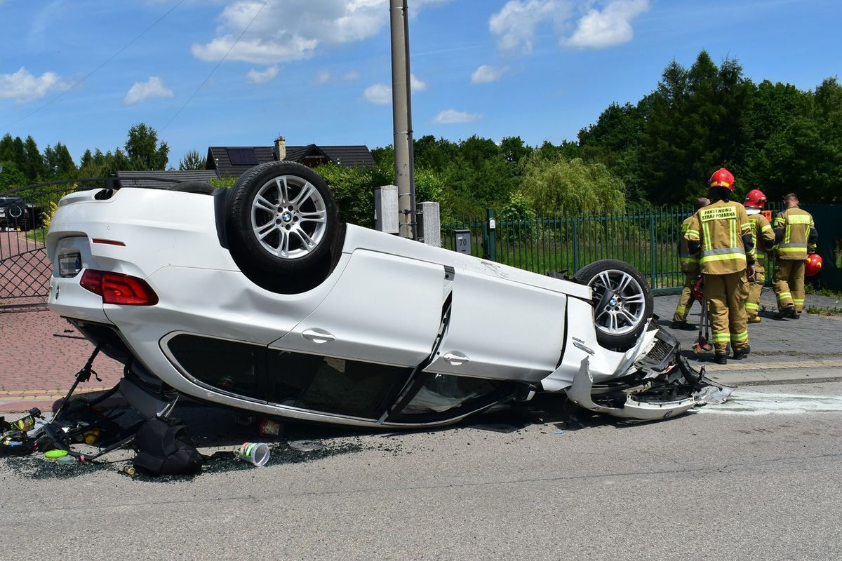 Myślenice: Pijany kierowca nie opanował BMW. Jazdę zakończył dachowaniem