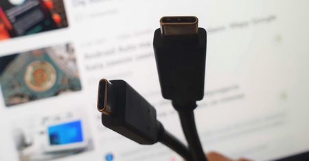 FBI odradza publiczne ładowarki. Ekspert proponuje proste rozwiązanie