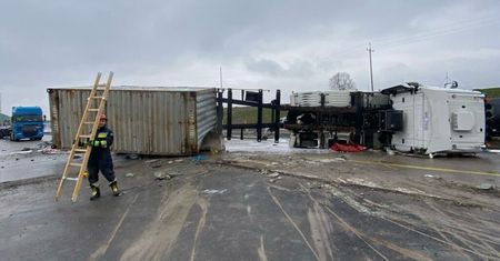 Zakroczym: Ciężarówka przewożąca kontener wywróciła się na remontowanym odcinku trasy S7