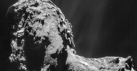Rosetta wykonała 400 000 zdjęć komety. Połączyli je w film