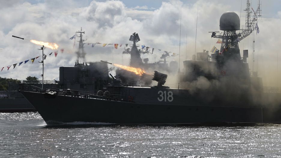 Dzie? marynarki wojennej w Rosji
A warship launches anti-submarine rockets during a rehearsal for the Naval parade in Baltiysk, a Navy base in Russian Baltic Sea exclave, Russia, Thursday, July 28, 2022. The celebration of Navy Day in Russia is traditionally marked on the last Sunday of July and will be celebrated on July 31 this year. (AP Photo)
AP