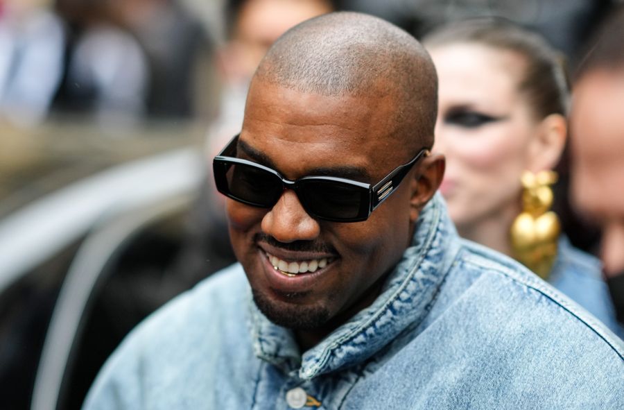 Kanye West oddaje fanom pieniądze