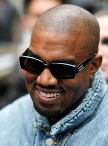 Kanye West oddaje pieniądze. Fani zadowoleni