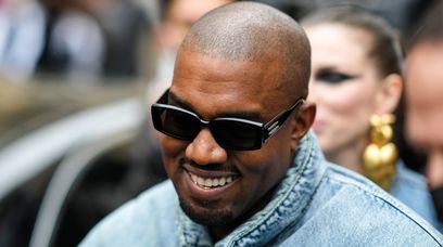 Kanye West oddaje pieniądze. Fani zadowoleni