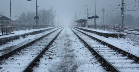 Wykolejenie pociągu z olejem napędowym pod Warszawą – mróz -20°C i 22 zastępy straży w akcji