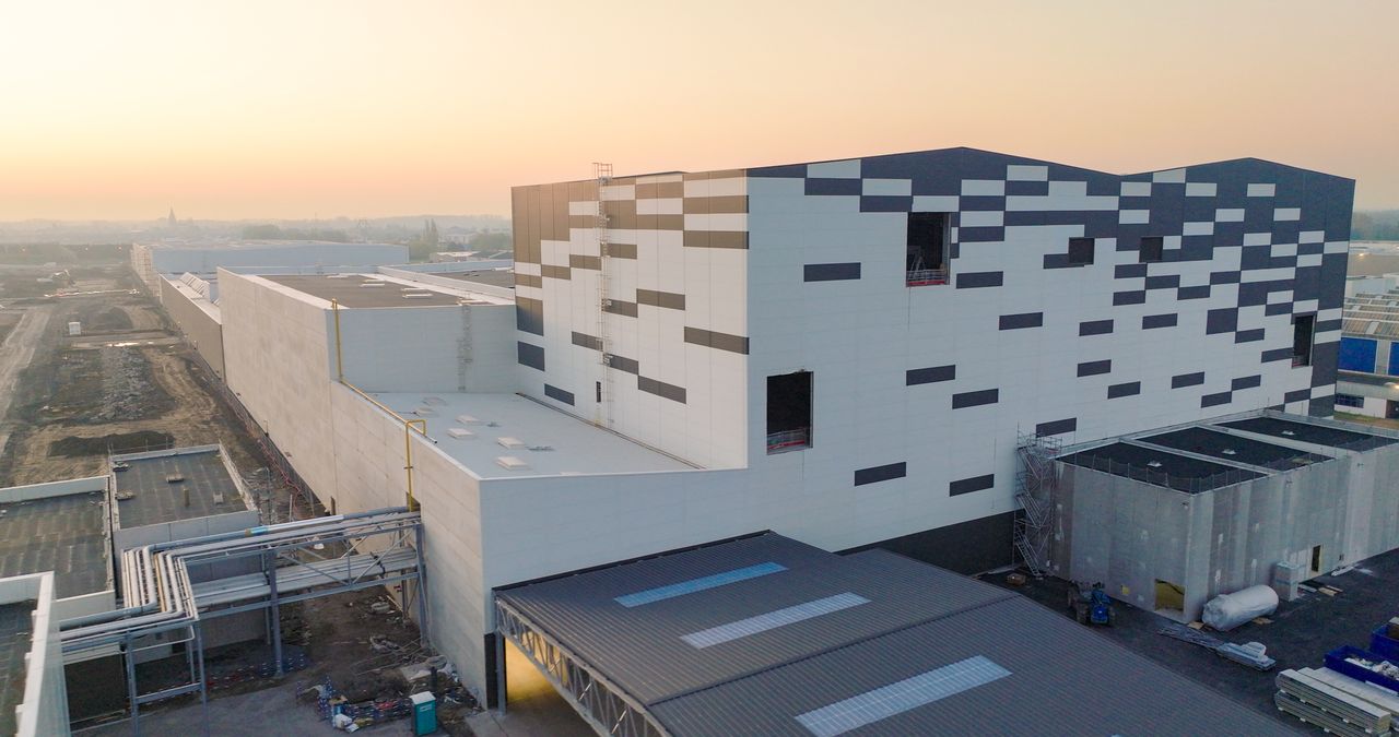Stellantis i Mercedes zabezpieczają miliardy na nowe fabryki baterii
