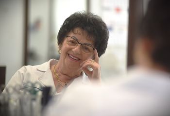 Zielona Góra: Od 60 lat strzyże i układa fryzury, bo, jak mówi, zawód to jej pasja, a kontakt z ludźmi daje mnóstwo zadowolenia.