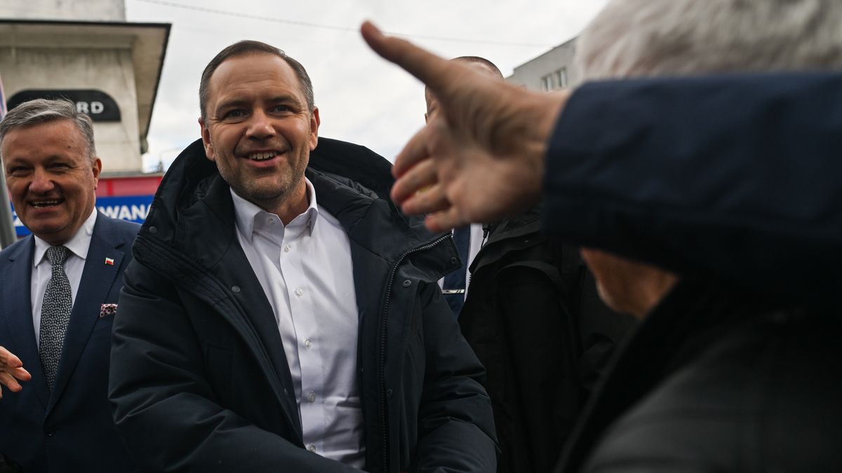 Polish Presidential Candidate Karol Nawrocki Holds Rally In Garwolin
GARWOLIN, POLAND - MAY 05: Karol Nawrocki, a non-partisan Presidential candidate supported by the Law and Justice Party, greets supporters and gives autographs during a political rally as the Presidential campaign enters the last two weeks on May 05, 2025 in Garwolin, Poland. Karol Nawrocki's rally in Garwolin comes days after his meeting with US President Donald Trump in the White House, in a show of support for Nawrocki as the candidate for Poland's nationalist opposition party Law and Justice (PiS), ahead of the country's upcoming presidential election on May 18. Nawrocki has been polling closely behind the ruling Civic Coalition (KO)'s candidate Rafal Trzaskowski. If neither wins 50% of the vote in the first round ballot, a runoff will be held on June 1.  (Photo by Omar Marques/Getty Images)
Omar Marques