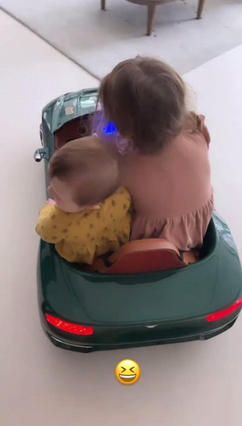 Anna Lewandowska prezentuje przejażdżkę Klary i Laury miniaturowym bentleyem