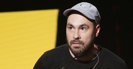 Pisze kontrowersyjne książki. Uważa, że nie można zmuszać do czytania