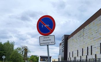 Strefy „Kiss & Ride” pod nadzorem straży miejskiej. W Poznaniu sypią się mandaty za zbyt długie postoje