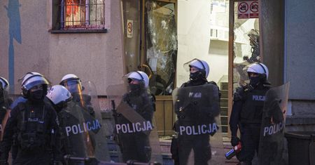 Lubin. Atak demonstrantów na komendę. Kilku funkcjonariuszy rannych