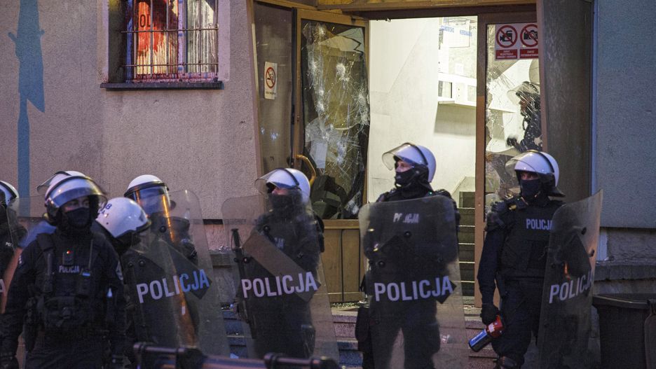 Lubin, 08.08.2021. Policja podczas protestu przed Komendą Powiatową Policji na ul. Traugutta w Lubinie, 8 bm. W piątek 6 bm. policjanci interweniowali w sprawie mężczyzny, który miał być pod wpływem narkotyków i rzucać w okna mieszkańców kamieniami. Policjanci po przybyciu go obezwładnili. Protestujący uważają że mężczyzna zmarł podczas interwencji. (aldg) PAP/Aleksander Koźmiński