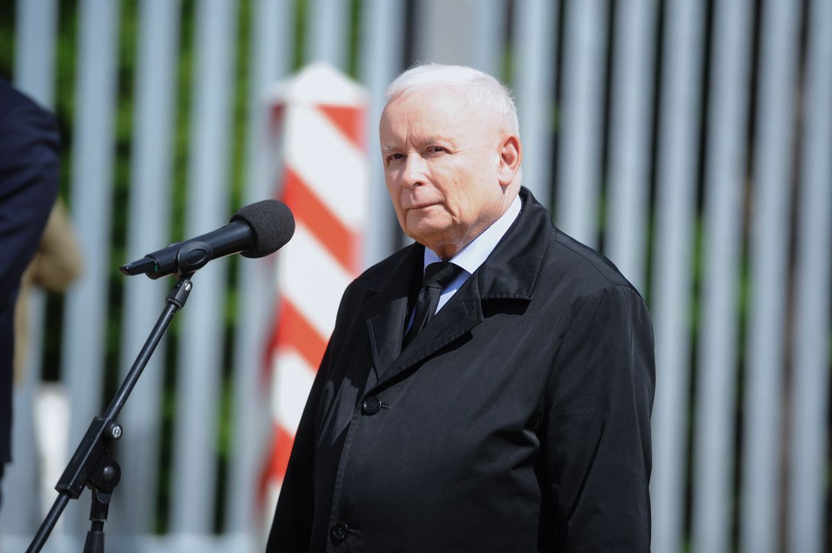 Jarosław Kaczyński przy barierze chroniącej polsko-białoruską granicę