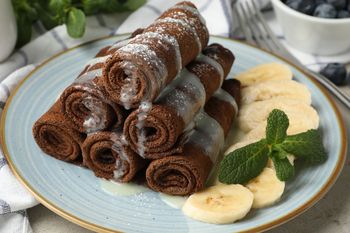 Te naleśniki zrobisz z trzech składników. Nie ma w nich ani grama mąki i cukru, a smakują jak najlepszy deser