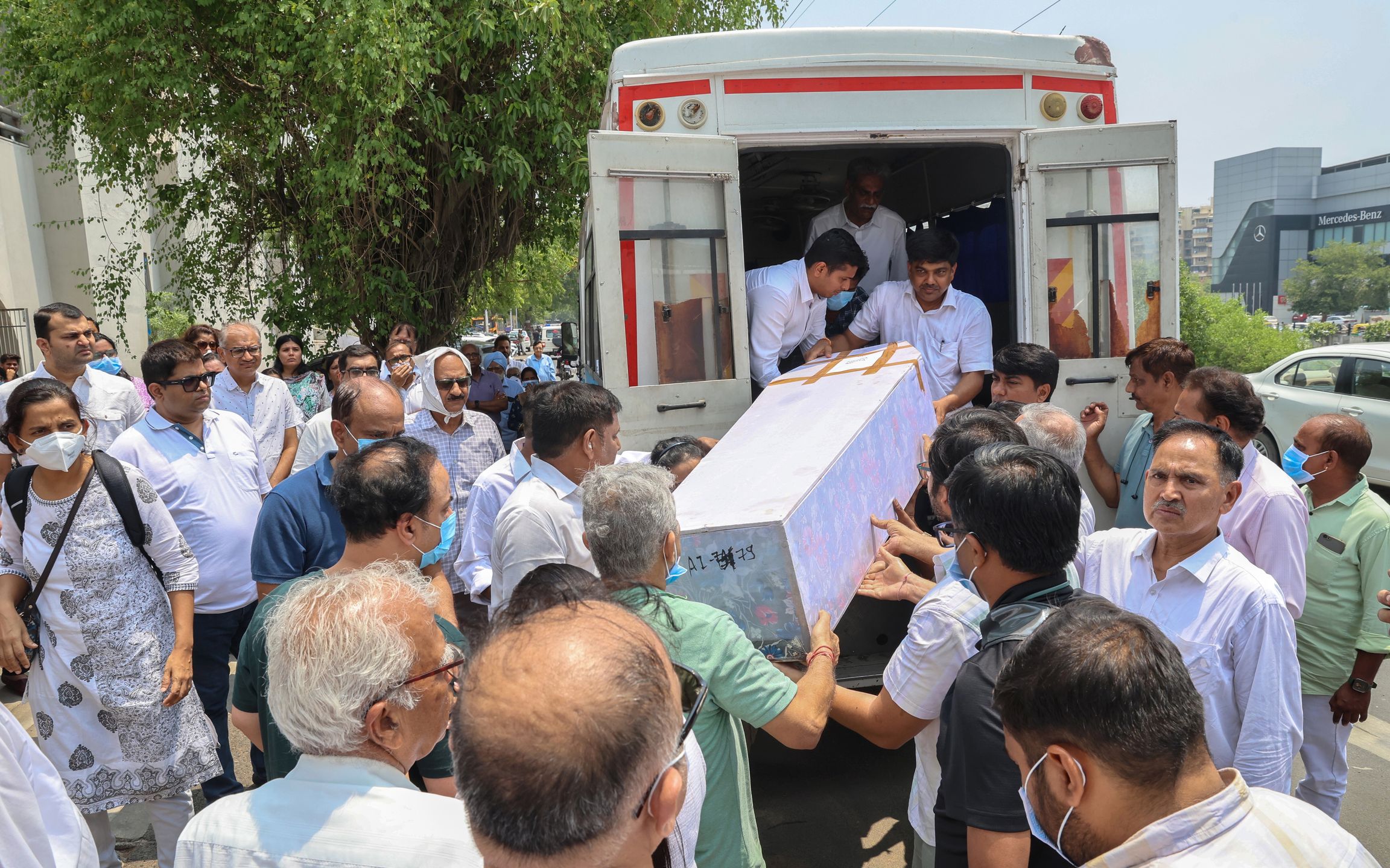 People carry a coffin with the remains of an airplane crash victim, Megha Mehta, to the Thaltej Crematorium for the last rites, in Ahmedabad, Gujarat state, western India, 15 June 2025. Air India flight AI171, bound for London carrying 242 passengers and crew members on board a Boeing 787-8 aircraft, crashed minutes after take-off in the Meghaninagar area of Ahmedabad on 12 June. EPA/RAJAT GUPTA Dostawca: PAP/EPA.