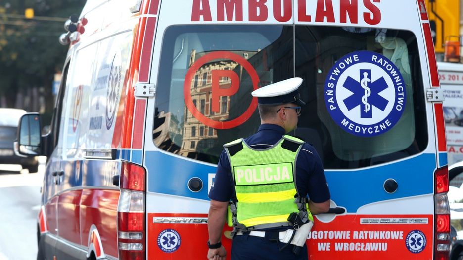 Młody mężczyzna w karetce rzucił się i pobił ich. Interweniowała policja