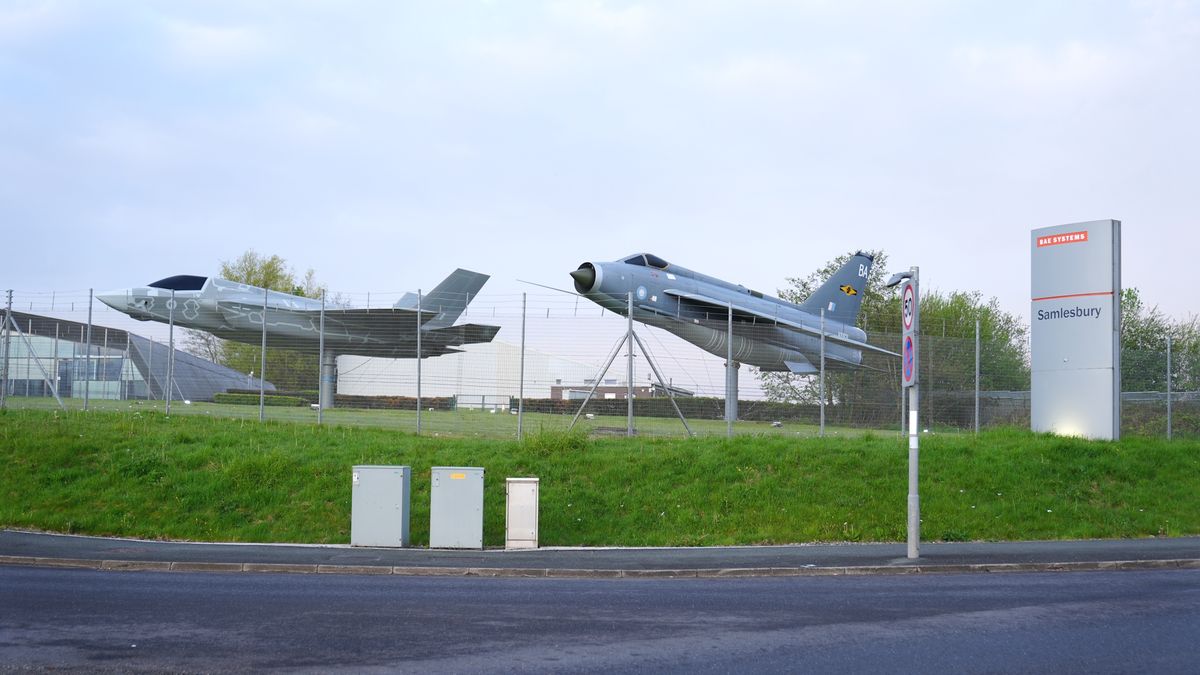 Wjazd na teren fabryki BAE Systems w Salmesbury - zdjęcie ilustracyjne