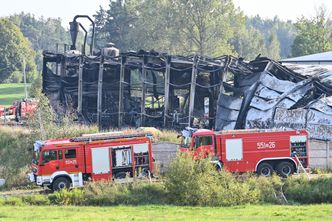 "Ogromny" pożar hali i składu styropianu na Kaszubach. Wysłano ponad 20 zastępów