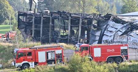 "Ogromny" pożar hali i składu styropianu na Kaszubach. Wysłano ponad 20 zastępów