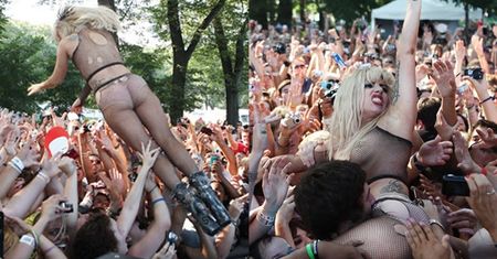 GaGa rzuciła się w widownię! (WIDEO)