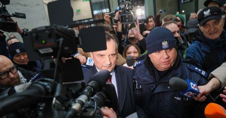 Ziobro zatrzymany. Wychodzi z policją z telewizji
