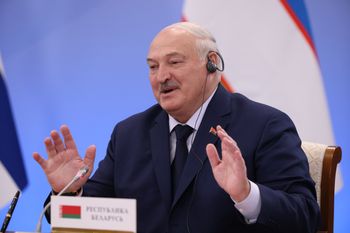 Białoruś musi przyjąć każdą pomoc. "Walczy o gospodarcze przeżycie"