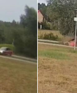 Dachowanie auta na prostej drodze. Dwóch nastolatków ma kłopoty