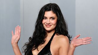 Kylie Jenner promuje swoją nową kolekcję ubrań, pozując... BEZ UBRAŃ. Niezły marketing? (FOTO)