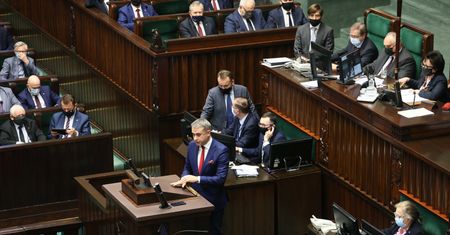 Awantura i hymn UE w Sejmie. Witek reaguje na wniosek posła Lewicy