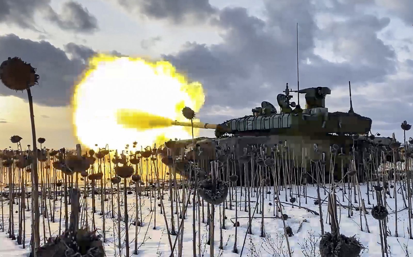 Russia Ukraine conflict
epa10507217 A still taken from a handout video made available 07 March 2023 by the Russian Defence Ministry's press service shows a Russian T-90 battle tank firing at an undisclosed location the in Donetsk region, Ukraine. On 24 February 2022 Russian troops entered the Ukrainian territory in what the Russian president declared to be a 'Special Military Operation', starting an armed conflict that has provoked destruction and a humanitarian crisis.  EPA/RUSSIAN DEFENCE MINISTRY PRESS SERVICE/HANDOUT HANDOUT  HANDOUT EDITORIAL USE ONLY/NO SALES 
Dostawca: PAP/EPA.
RUSSIAN DEFENCE MINISTRY PRESS SERVICE/HANDOUT HANDOUT