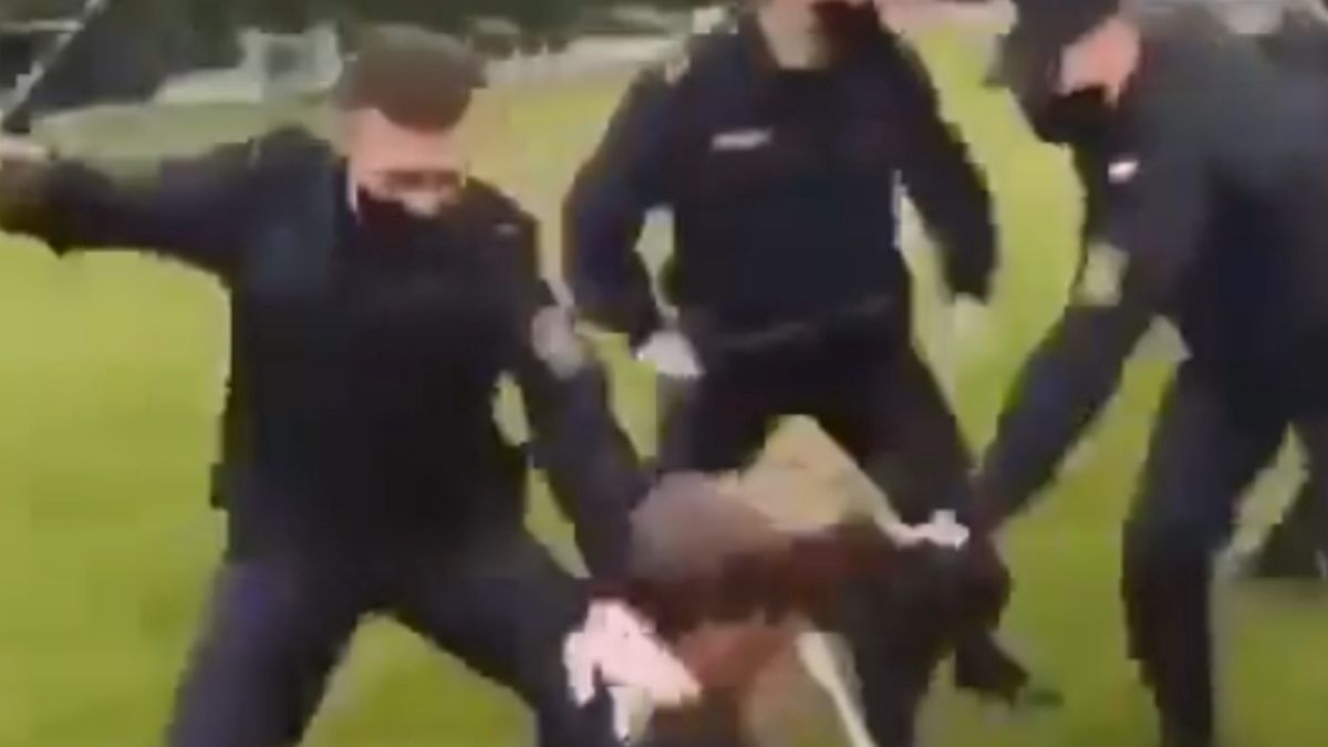 Czterech funkcjonariuszy OMON-u biło demonstranta