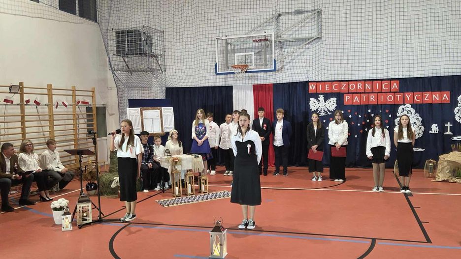 Patriotyczny wieczór w Dzierzkówku Starym. Uczniowie i mieszkańcy uczcili bohaterów