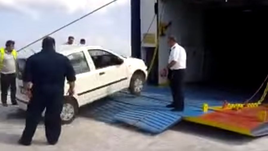 Jak w Grecji wjeżdża się na prom gdy morze jest niespokojne? 1