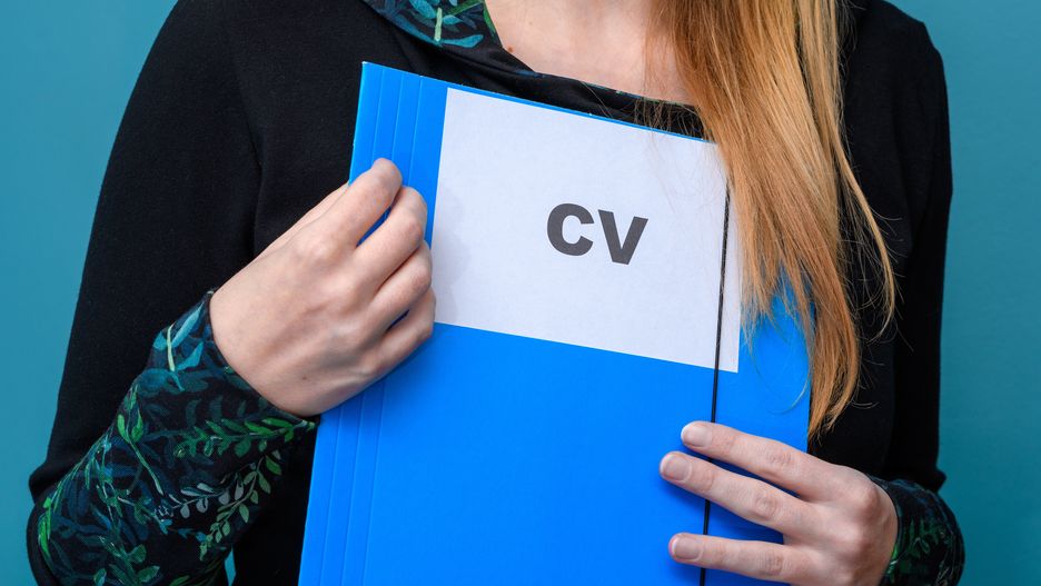 cv, curriculum vitae, rynek pracy, rekrutacja, bezrobotna, bezrobocie, dziewczyna, szuka, praca, zatrudnienie, stopa bezrobocia, aplikacja, rozmowa kwalifikacyjna, kariera, awans, zmiana, stanowisko, etat, umowa, komunikacja, dokumenty aplikacyjne, dokument, życiorys, biznes, kandydatka, kandydatura, sektor, branża, finanse, it, szef, mobbing, kobieta, teczka, stres, doswiadczenie